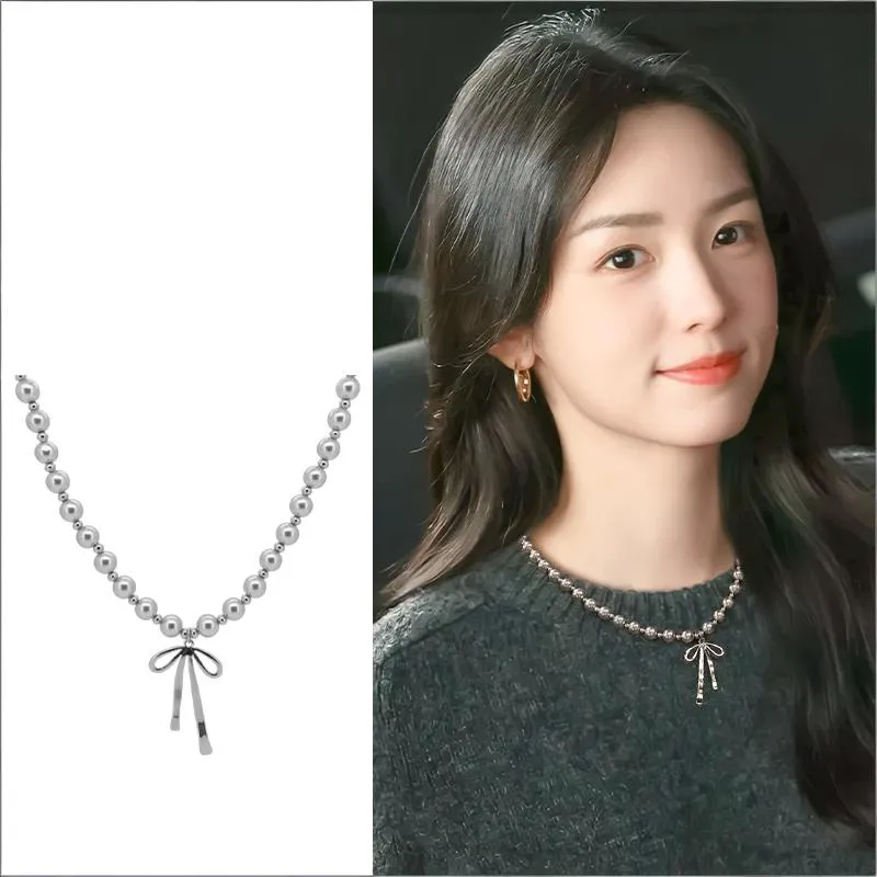 Gray bow pearl necklace